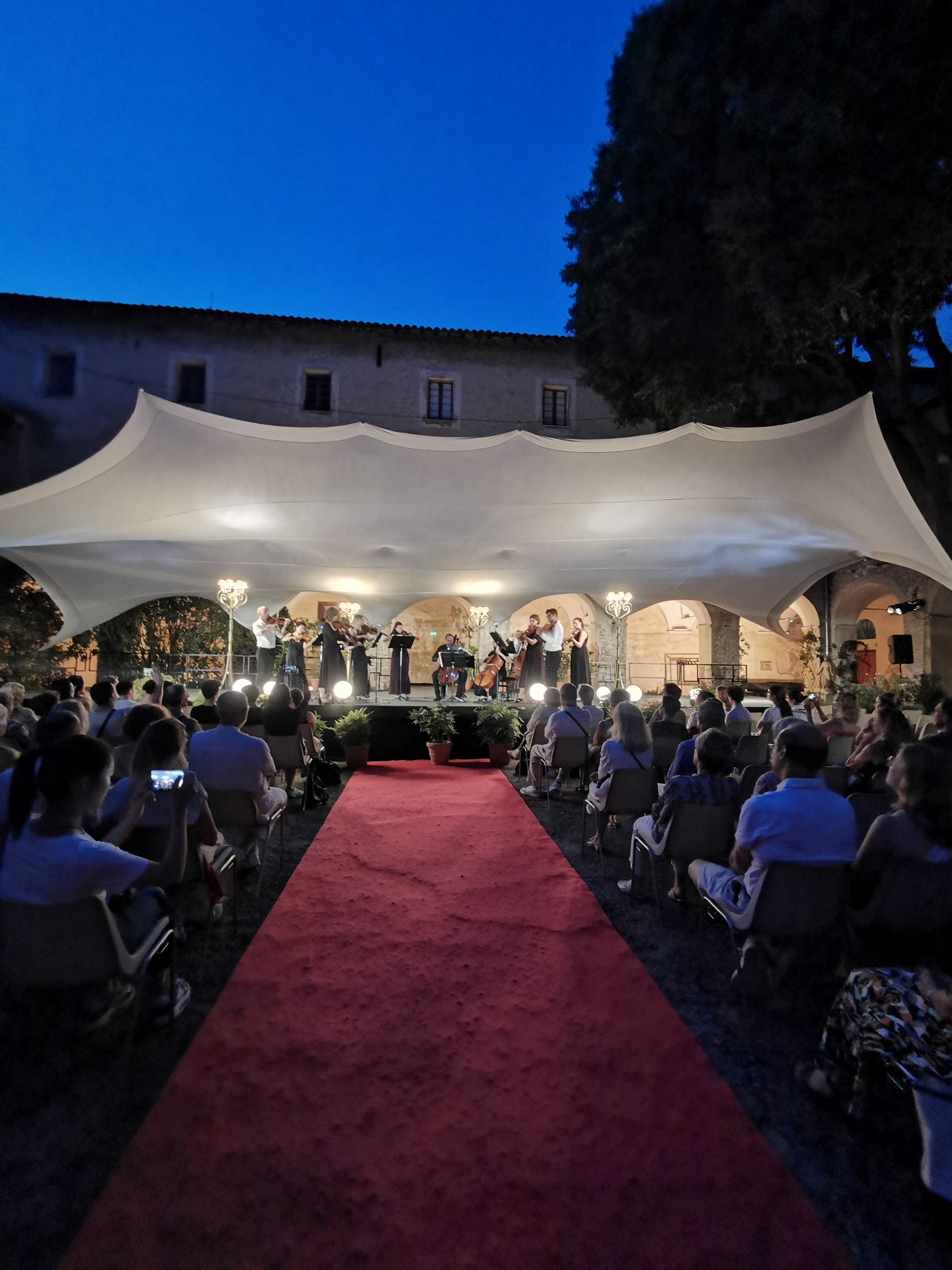 SCENE CLOITRE TAPIS ROUGE IMG_20240726_213357.jpg